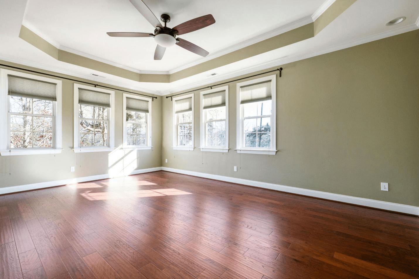 Standing Fans vs. Ceiling Fans: Which Fan Fits Your Space and Lifestyle? - Dazuma