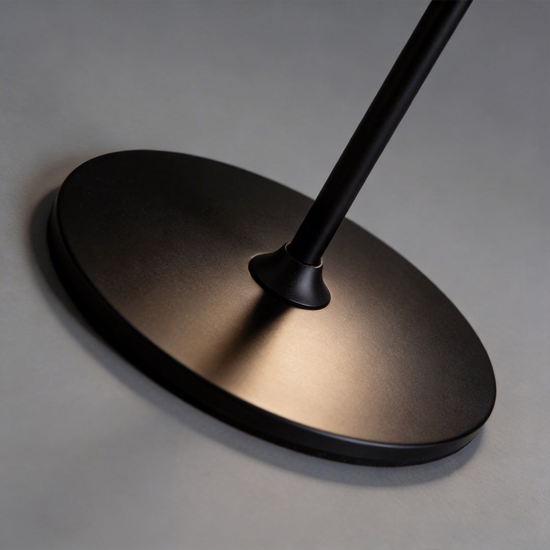 Black lamp floor with a modern design, highlighting its round base.