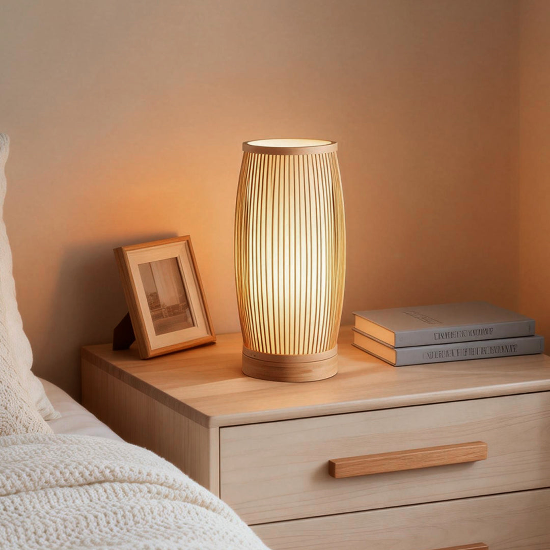 Classic vintage bamboo table lamp, combining natural textures with a timeless design for a welcoming feel.