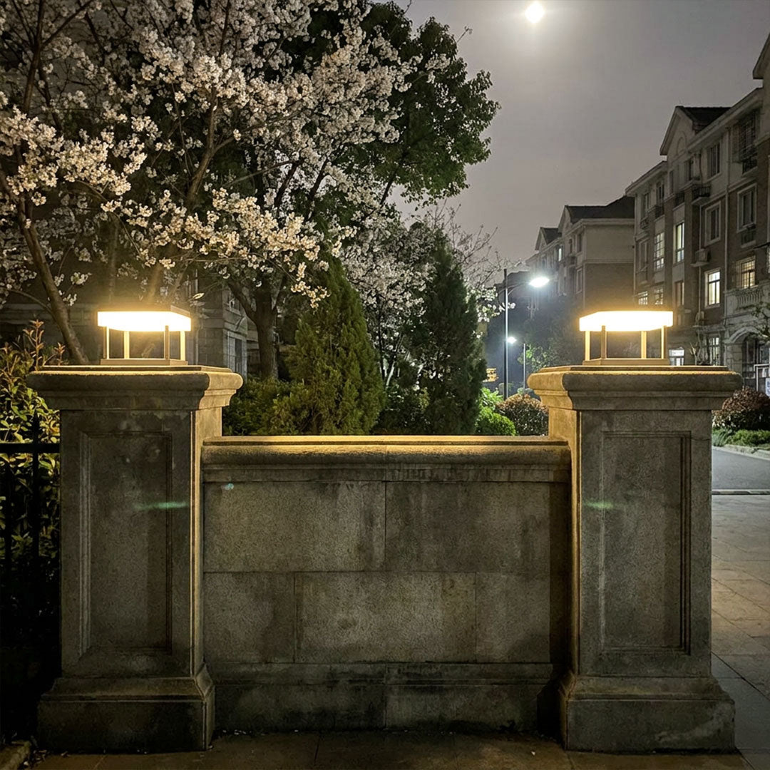 Outdoor solar pillar lights for gate posts