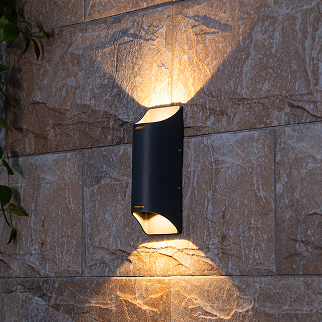 Technical installation diagram showing mounting specifications and beam angle measurements for wall light fixture