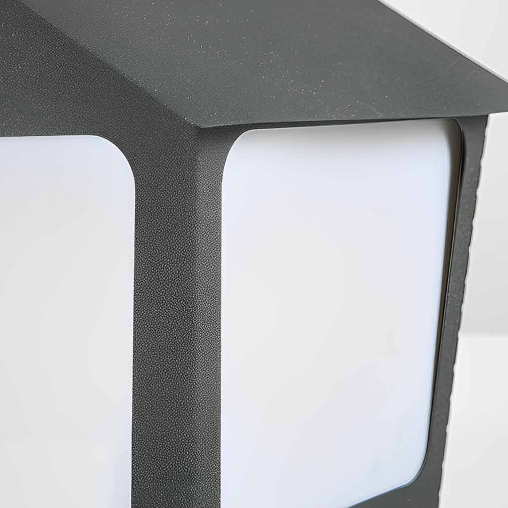 Patio pillar lights with technical view of the base and installation.