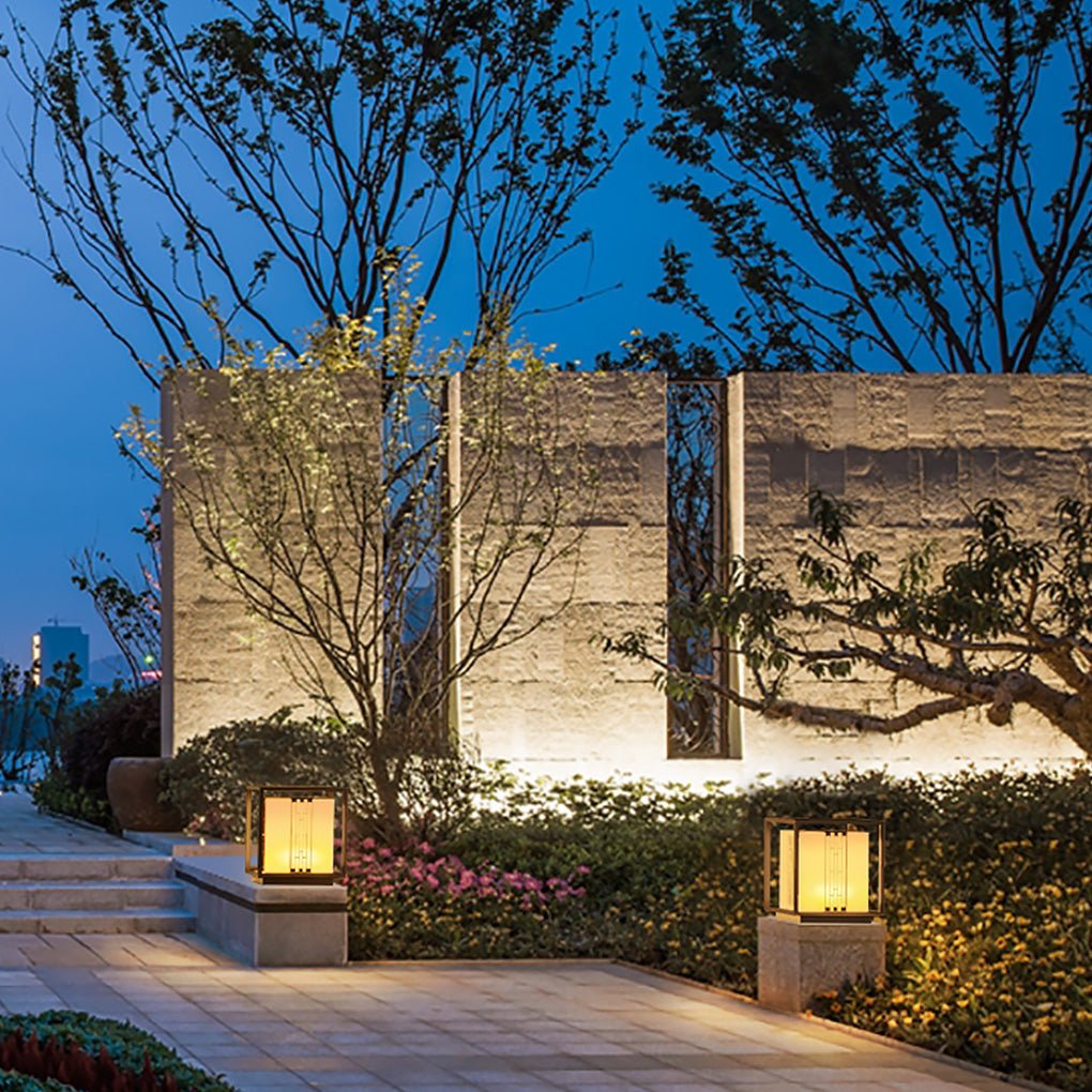 Elegant Retro Outdoor Garden Lamp with Refined Line Design